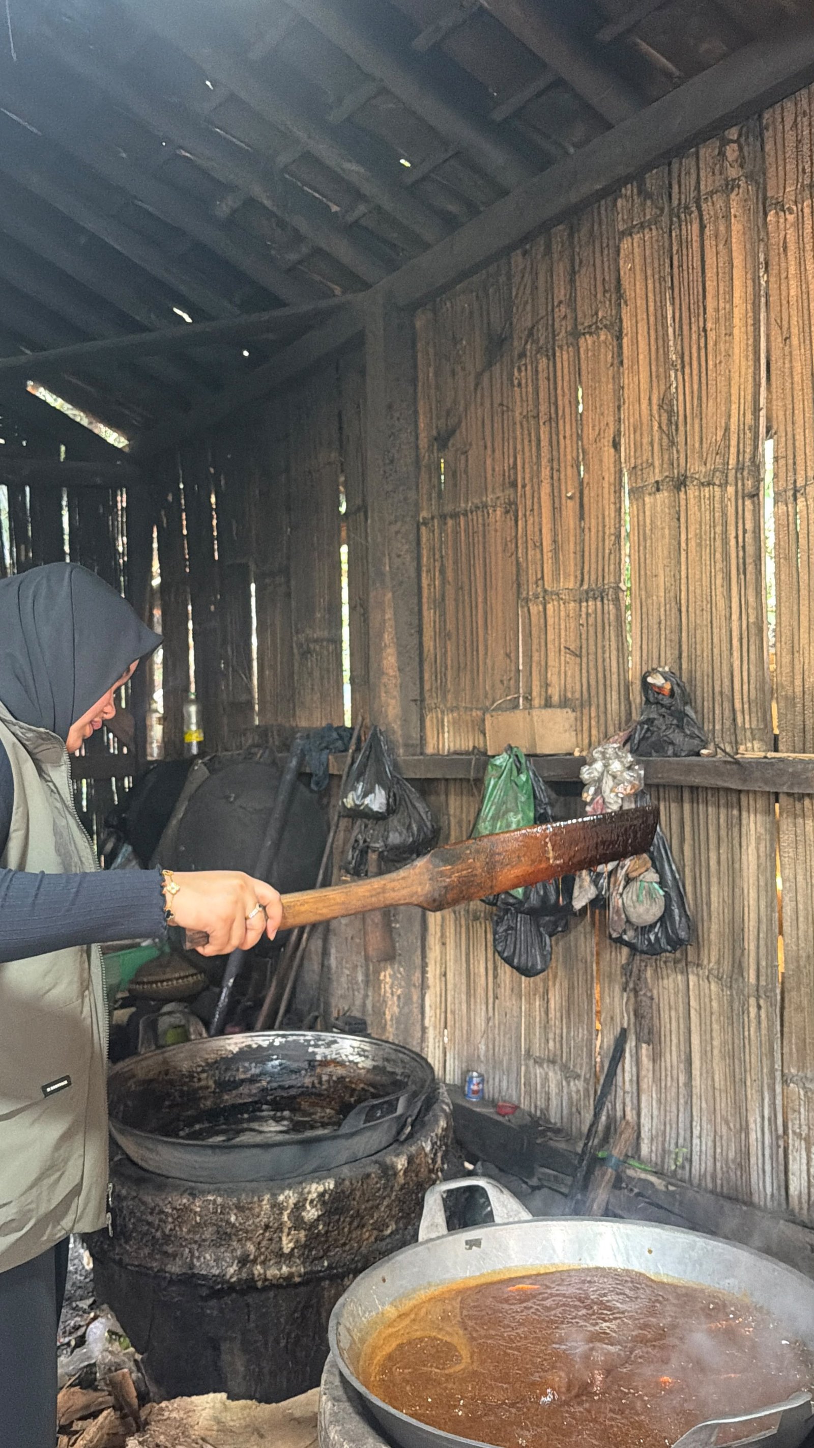 Petani aren memanen nira