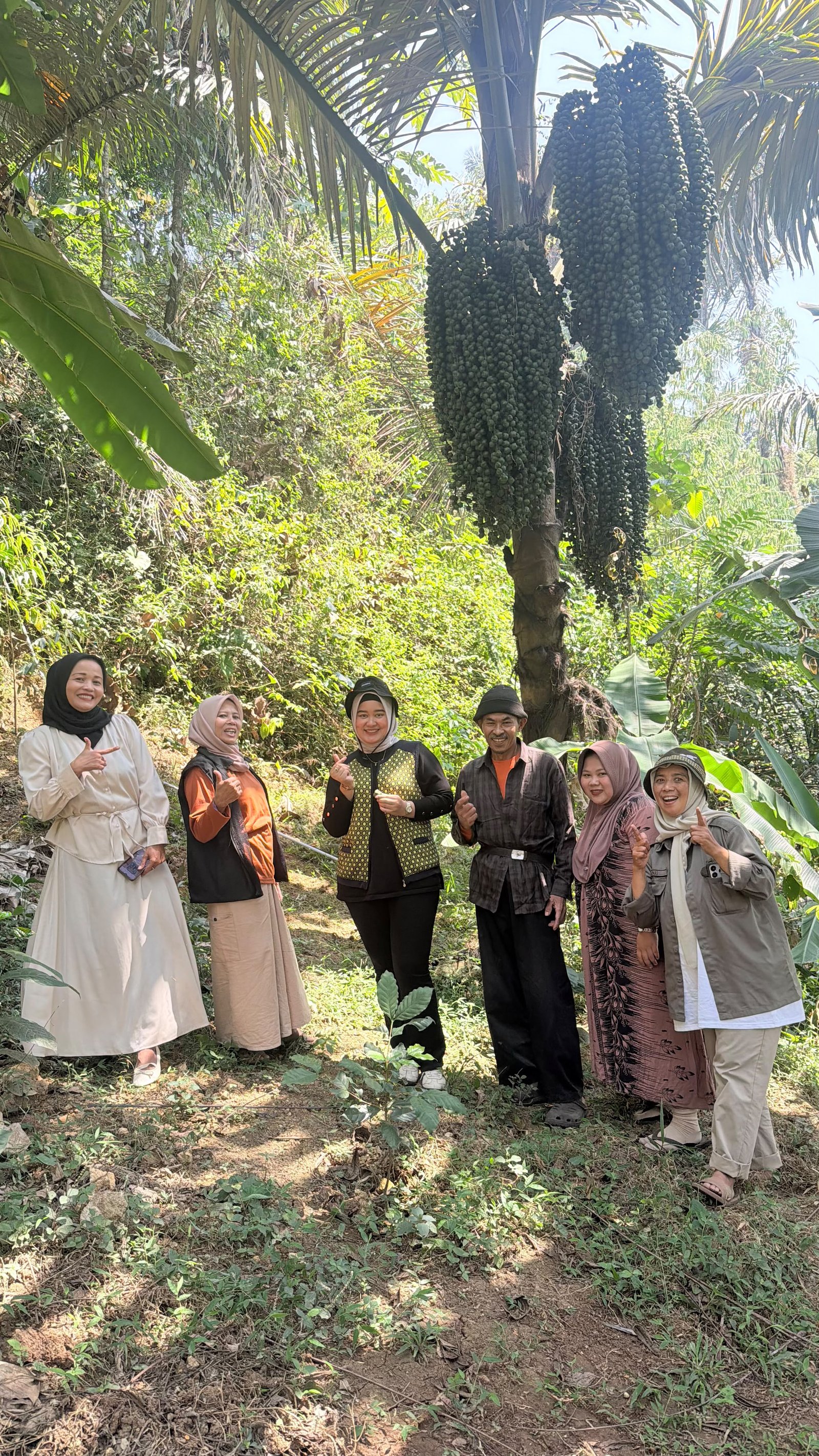 Petani dengan hasil panen